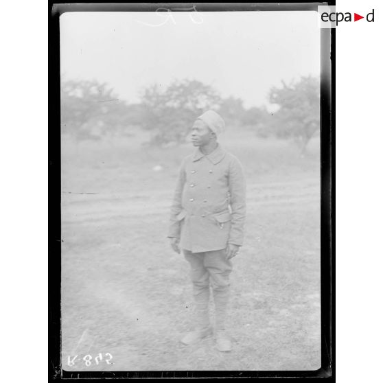 Bois d'Houssoy, près de Remaugis (Somme). Camp de tirailleurs sénégalais, 62e bataillon, un tirailleur sénégalais. [légende d'origine]