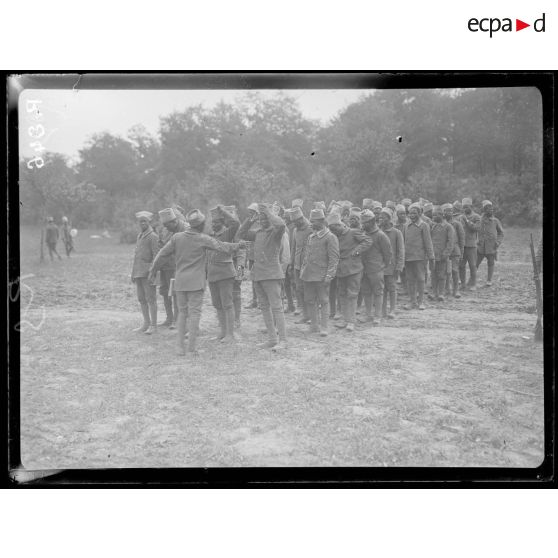 Bois d'Houssoy, près de Remaugis (Somme). Camp de tirailleurs sénégalais, 62e bataillon, un rassemblement. [légende d'origine]