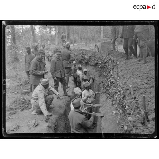 Près d'Ouvillers (Somme). Tirailleurs sénégalais creusant une tranchée. [légende d'origine]