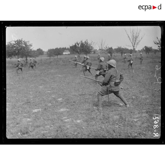 Bois d'Houssoy, près Remaugies (Somme). Exercices à la baïonnette. [légende d'origine]