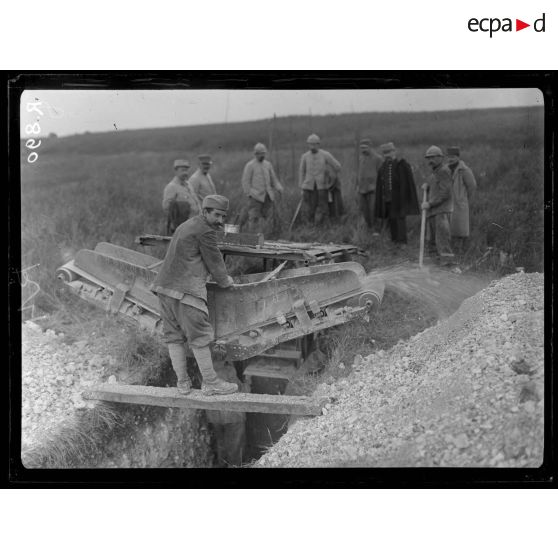 Près de Grivillers (Somme). Machine excavatrice pour le creusage des tranchées. [légende d'origine]