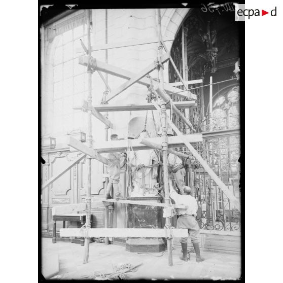 Abbeville, descente d'une statue de marbre à l'église Saint-Wulfran. [légende d'origine]