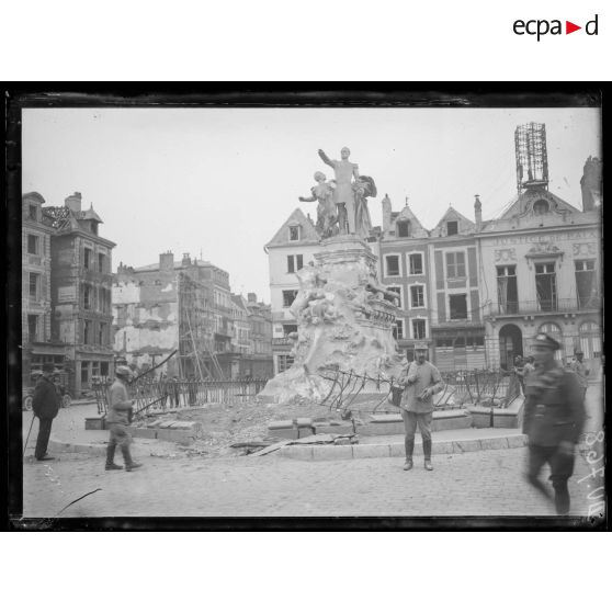 Abbeville, Somme, le bombardement. Aspect de la place Courbet, la statue de l'amiral. [légende d'origine]