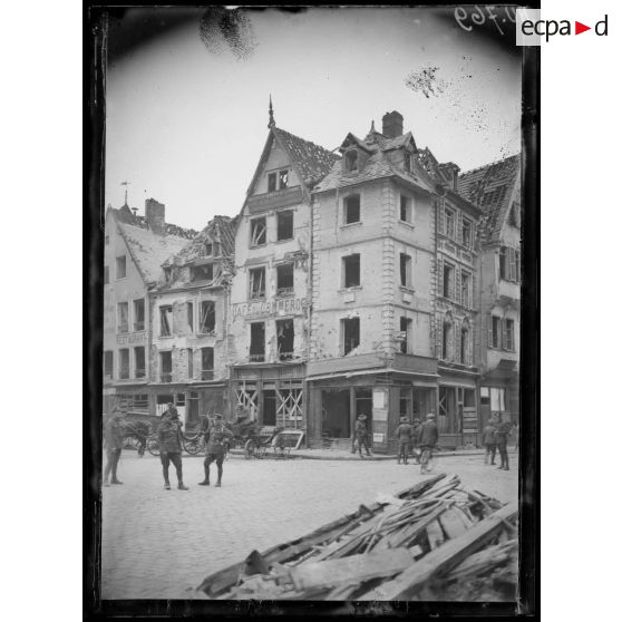 Abbeville, Somme, le bombardement. Aspect de la place Courbet, la statue de l'amiral. [légende d'origine]