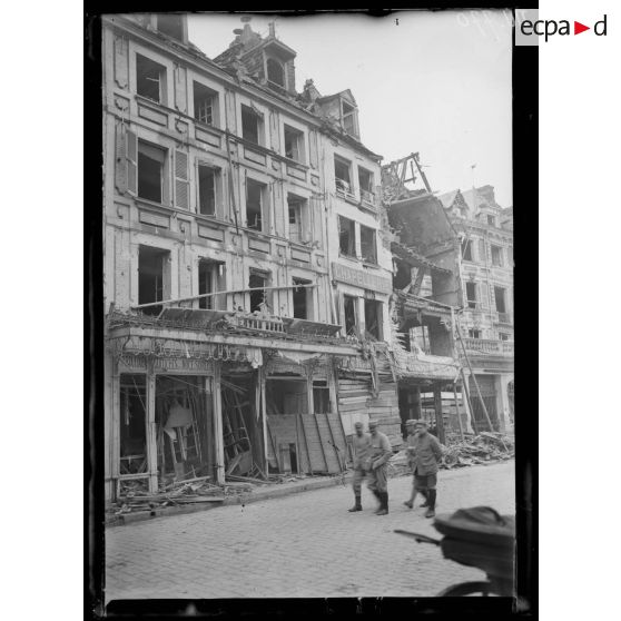 Abbeville, Somme, le bombardement. Aspect de la place Courbet, la statue de l'amiral. [légende d'origine]