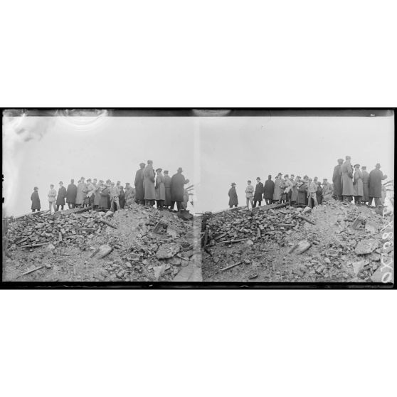 Lens (Pas-de-Calais), mission de journalistes étrangers. La mission examine les ruines d’un pont. [légende d'origine]