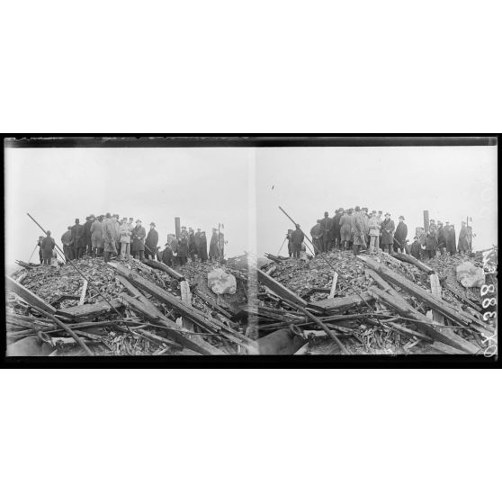 Lens (Pas-de-Calais), mission de journalistes étrangers. La mission sur les ruines d’un pont. [légende d'origine]