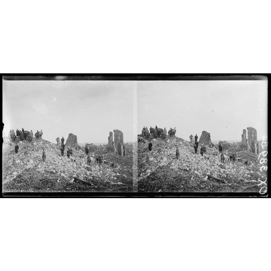 [Lens, une mission de journalistes étrangers dans les ruines de l'église, 24 février 1919.]