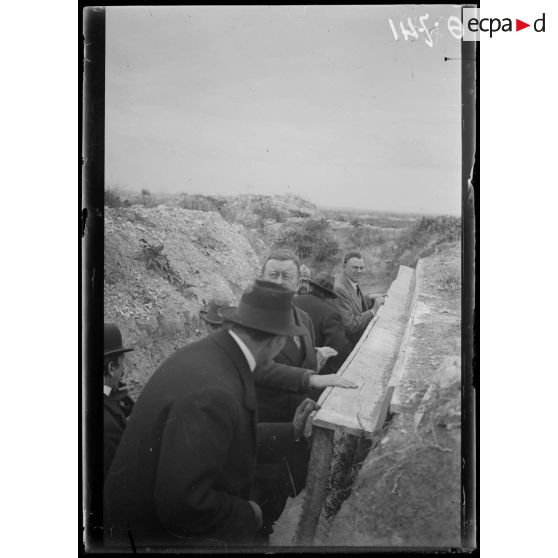 Secteur de la Butte de tir. Marne. La mission dans une tranchée de 1ere ligne. [légende d'origine]