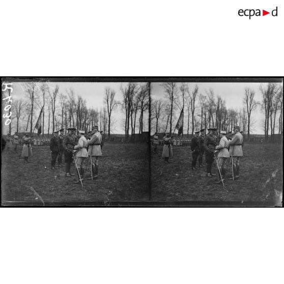 Bergues (Nord). Champ de Mars. Remise de la croix de la Légion d’honneur à des généraux et officiers anglais par le général Anthoine commandant la 1ère Armée. [légende d’origine]