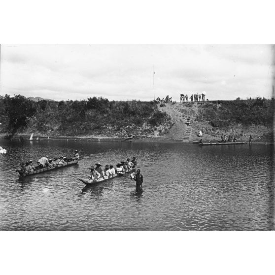 [Traversée de la rivière IItomampy par des Malgaches en pirogue.]