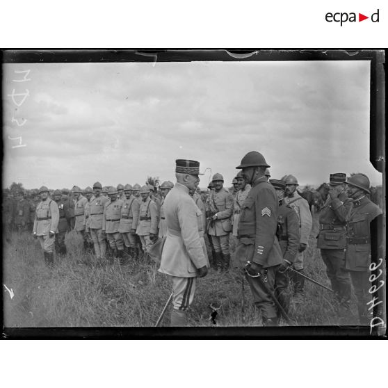 Près de Candor, Oise, revue passée par le général Pétain. Le général Pétain félicite les officiers des régiments décorés. [légende d'origine]