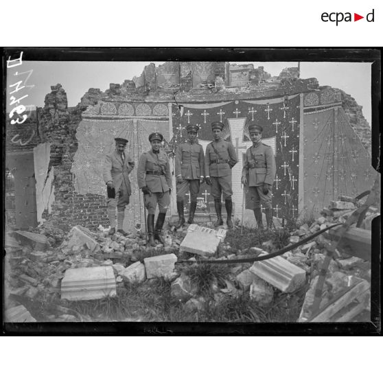 Douchy, Aisne, les ruines de l'église. La mission brésilienne dans les ruines. [légende d'origine]