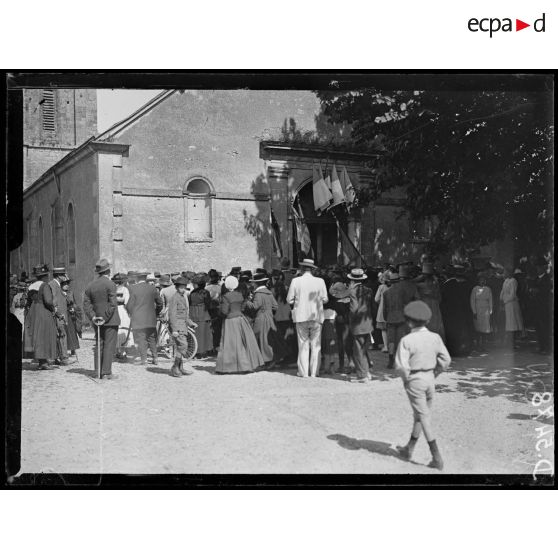 Thoré (Loir-et-Cher). "Independence Day". Devant l'église. [légende d'origine]