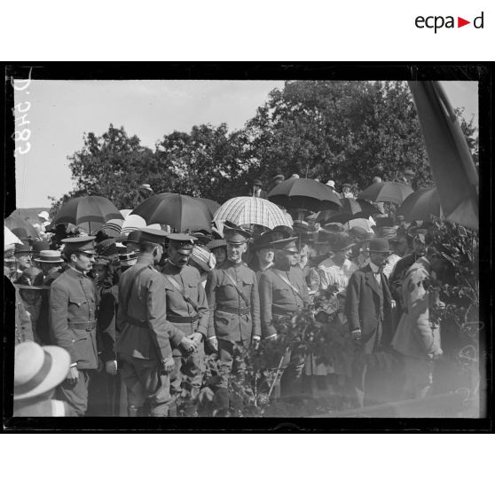 Thoré (Loir-et-Cher). "Independence Day". Au cimetière ;  la foule devant le tombeau de Rochambeau. [légende d'origine]