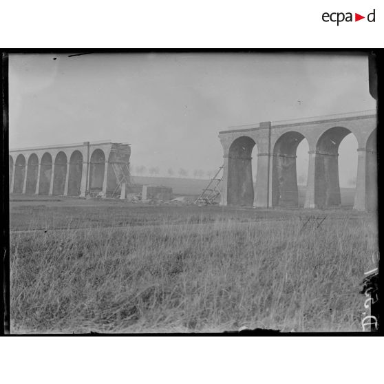 Alsace, une partie du Viaduc d'Altkirch détruit par les Allemands. [légende d'origine]