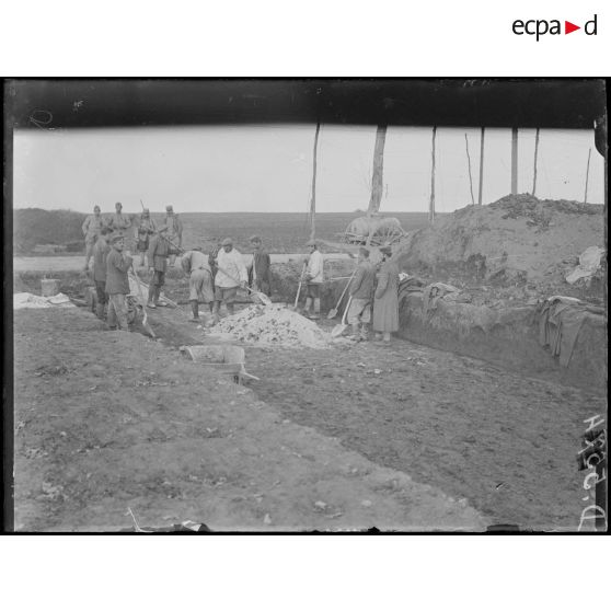 Environs d'Altkirch, Alsace, prisonniers allemands occupés à la réfection d'une route. [légende d'origine]