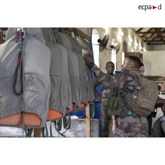 Un marsouin du 9e régiment d'infanterie de marine (9e RIMa) perçoit un gilet de sauvetage avant de partir en patrouille fluviale à Saint-Jean-du-Maroni, en Guyane française.