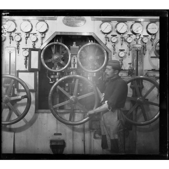 Toulon. Le cuirassé Bretagne, machine centrale, appareil de manoeuvres. [légende d'origine]