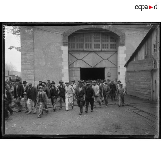 Toulon. Atelier d'artillerie. Sortie des ateliers de fabrication. [légende d'origine]