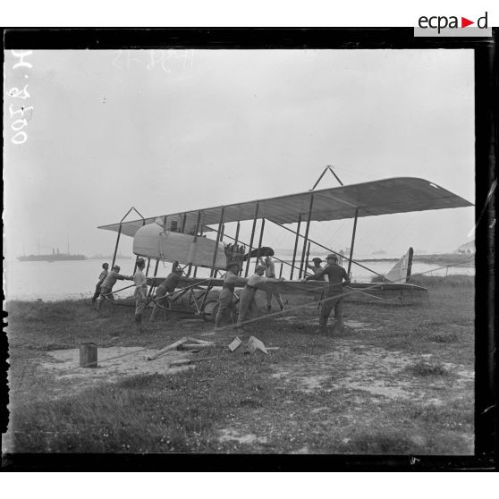 Corfou. Un avion M.F. de 100 HP n°916. [légende d'origine]