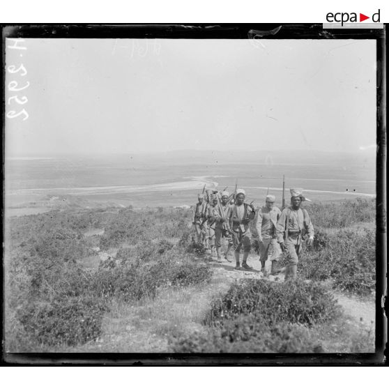 Mamelon du Donjon (près Hidzeharabati), bas Galiko. Equipe de Malgaches. [légende d'origine]