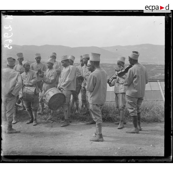 Dzuma, route de Dandli. Camps des Malgaches. Musique et danse malgache. [légende d'origine]