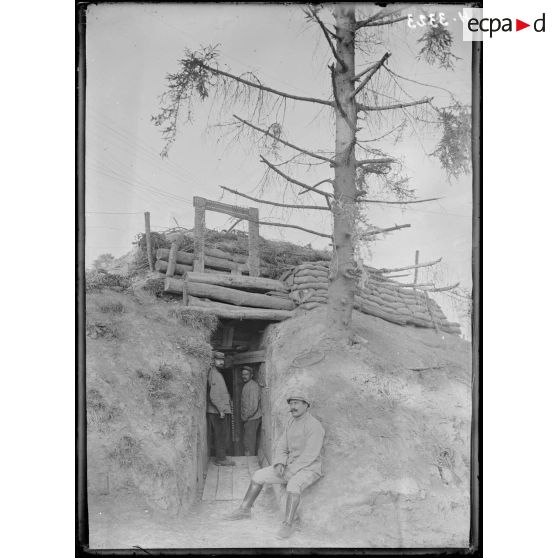 Près Suzanne (Somme). Entrée d'un poste téléphonique d'artillerie. [légende d'origine]