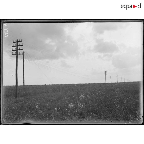 Près Suzanne (Somme). Les poteaux de lignes de Suzanne à Bray. [légende d'origine]