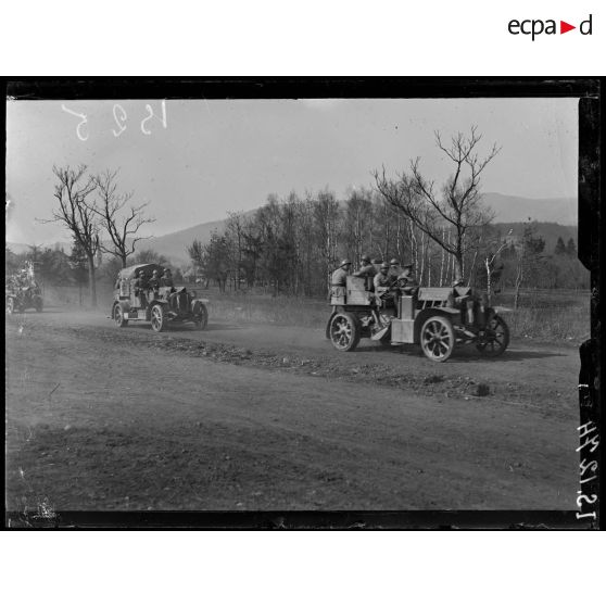 Sentheim (Alsace). Section d'autos-canons en marche. [légende d'origine]