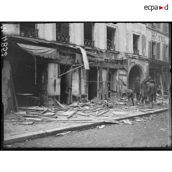 Dommages causés par les avions sur Paris dans la nuit du 30 au 31 janvier. Rue de Reuilly. [légende d'origine]