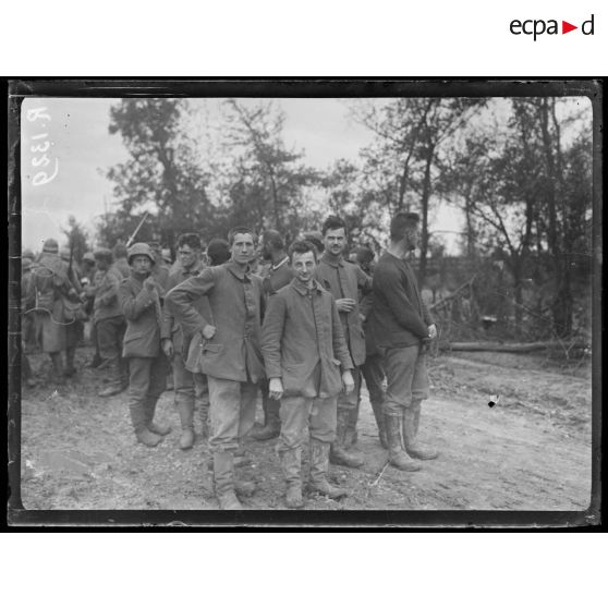 Près Lihons (Somme). Prisonniers allemands. [légende d'origine]