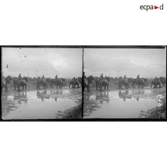 Près Maricourt (Somme). Au croisement des routes d'Albert à Péronne et de Bray-sur-Somme à Maricourt. Cavaliers anglais. [légende d'origine]