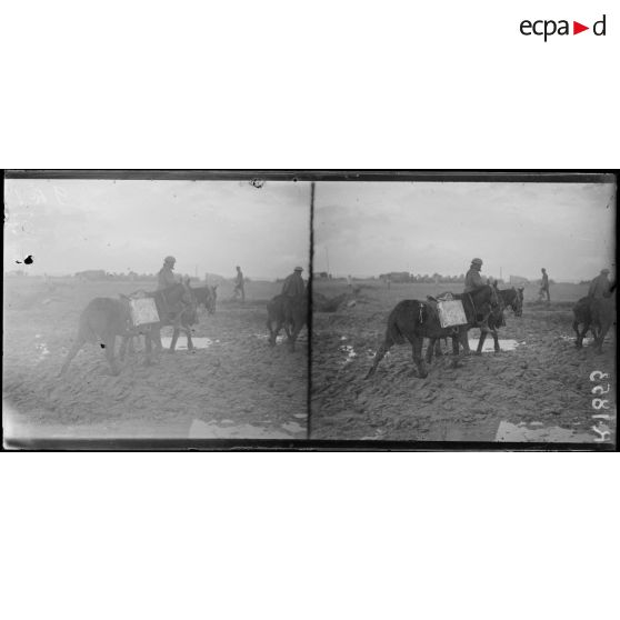 Près Maricourt (Somme). Au croisement des routes d'Albert à Péronne et de Bray-sur-Somme à Maricourt. Cavaliers anglais dans la boue. [légende d'origine]