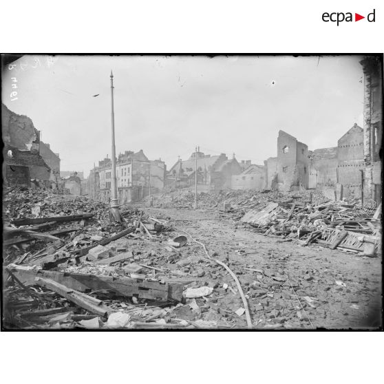 Amiens. Rue de Beauvais. Coin de la rue de l’amiral Lejeune. [légende d’origine]