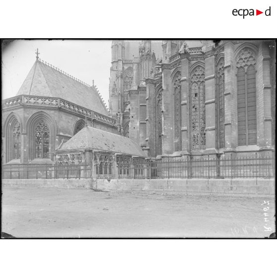 Amiens. Place St Michel. Les premiers obus sur la cathédrale. [légende d’origine]