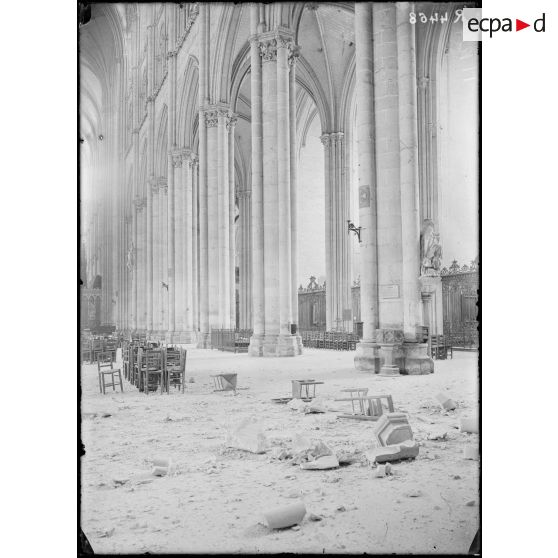 Amiens. Place St Michel. Les premiers obus sur la cathédrale. Aspect intérieur, vue prise du porche. [légende d’origine]