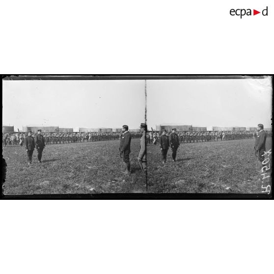 Montagne Fayel (Somme), à l'escadrille des Cigognes, M. Dumesnil sous-secrétaire d'Etat à l'aviation félicite les aviateurs Garros et Marchal. [légende d'origine]