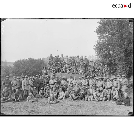 Attaque et prise de Cantigny par les troupes américaines soutenues par les tanks français. Le groupe des officiers, sous-officiers et soldats français et américains qui participèrent à l'attaque. [légende d'origine]