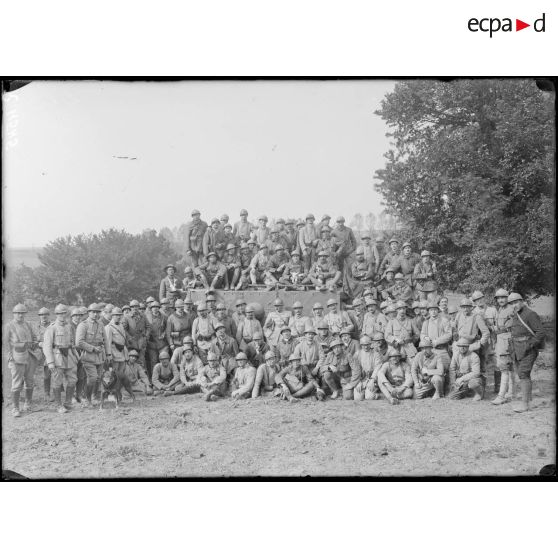 Attaque et prise de Cantigny par les troupes américaines soutenues par les tanks français. Le groupe des officiers, sous-officiers et soldats français et américains qui participèrent à l'attaque. [légende d'origine]