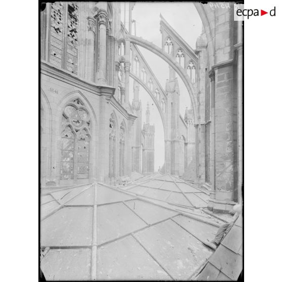 Amiens. La cathédrale. Arc boutant atteint par un obus. [légende d'origine]