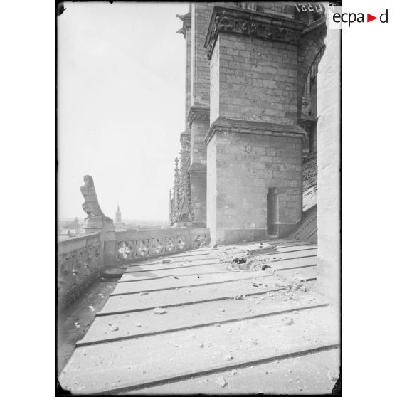 Amiens. La cathédrale. La galerie droite, côté sud, atteinte par un obus. [légende d'origine]