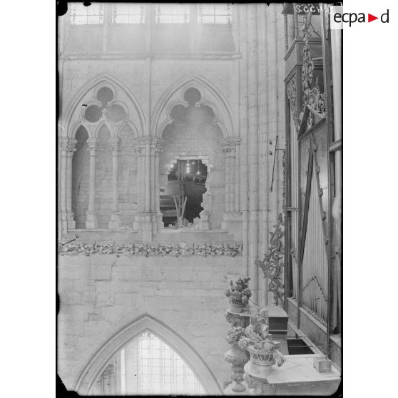 Amiens. La cathédrale. Dégâts intérieurs causés par l'obus qui a atteint la galerie droite. [légende d'origine]