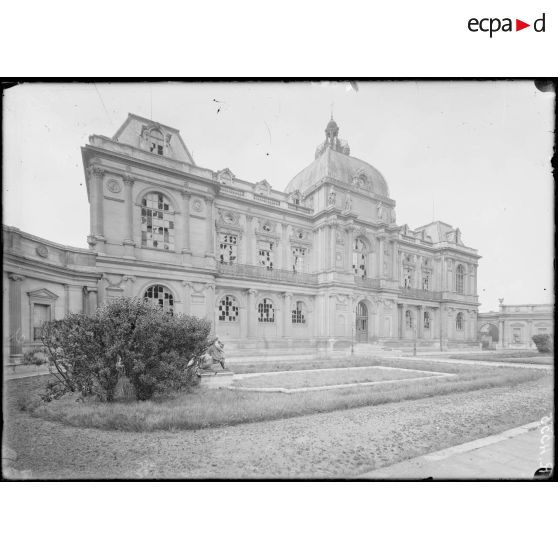 Amiens. Le musée. La façade. [légende d'origine]