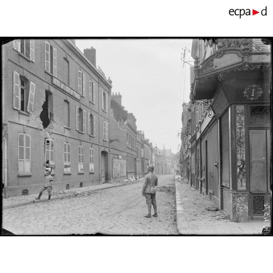 Amiens. La rue Lamartine. Angle de la rue des Trois Cailloux. [légende d'origine]