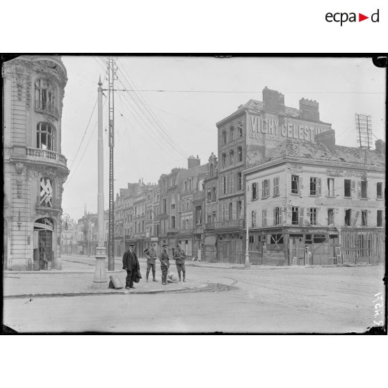 Amiens. Angle du boulevard Alsace-Lorraine et de la rue de Noyon. [légende d'origine]