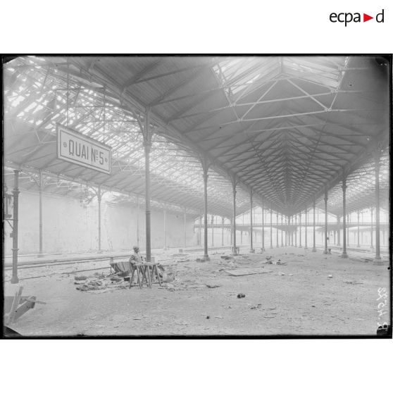 Amiens. La gare du Nord, les quais. [légende d'origine]