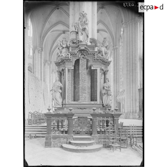 Amiens. La cathédrale. L'autel de Notre Dame du Puy (la peinture de Francken le Jeune a été enlevée). [légende d'origine]