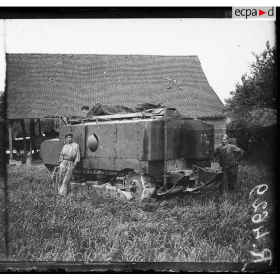 Conty (Somme). Embarquement de chars d'assaut. Un char d'assaut avant l'embarquement. [légende d'origine]