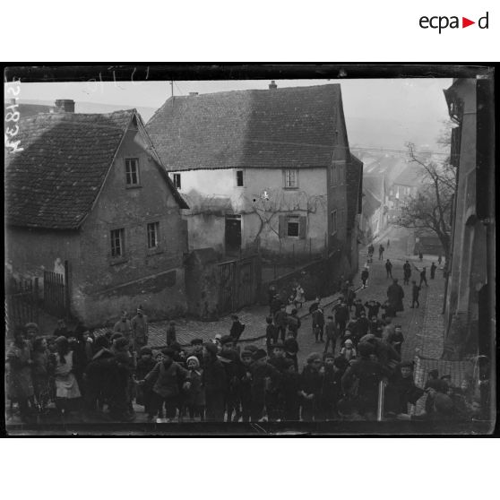 Rodenheim, Allemagne. Enfants dans la rue. [légende d'origine]